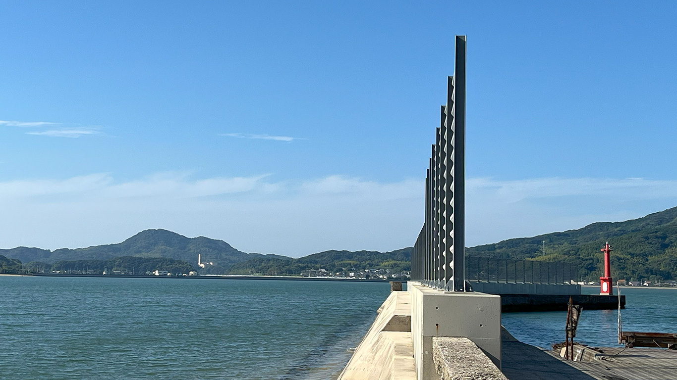 加布里漁港の防波堤