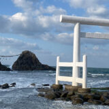 白い鳥居と夫婦岩、糸島の美しい桜井二見ヶ浦の絶景